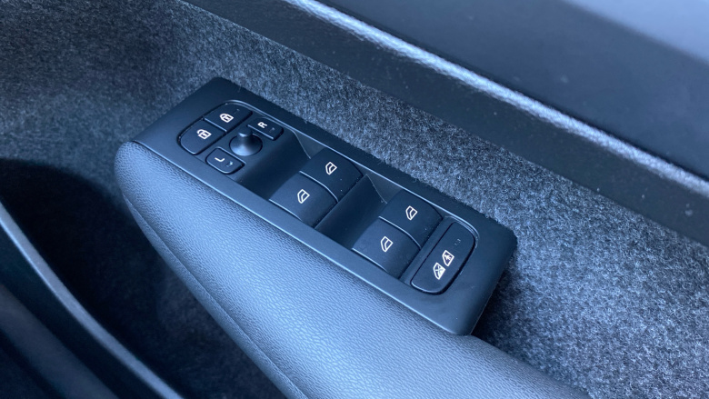 Volvo XC40 2.0 B4P Ultra Dark 5dr Auto Petrol Estate